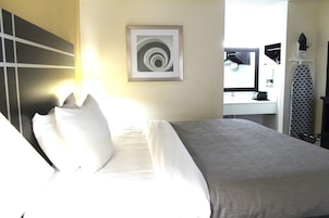 Roupas de cama premium, escrivaninha, cortinas blackout