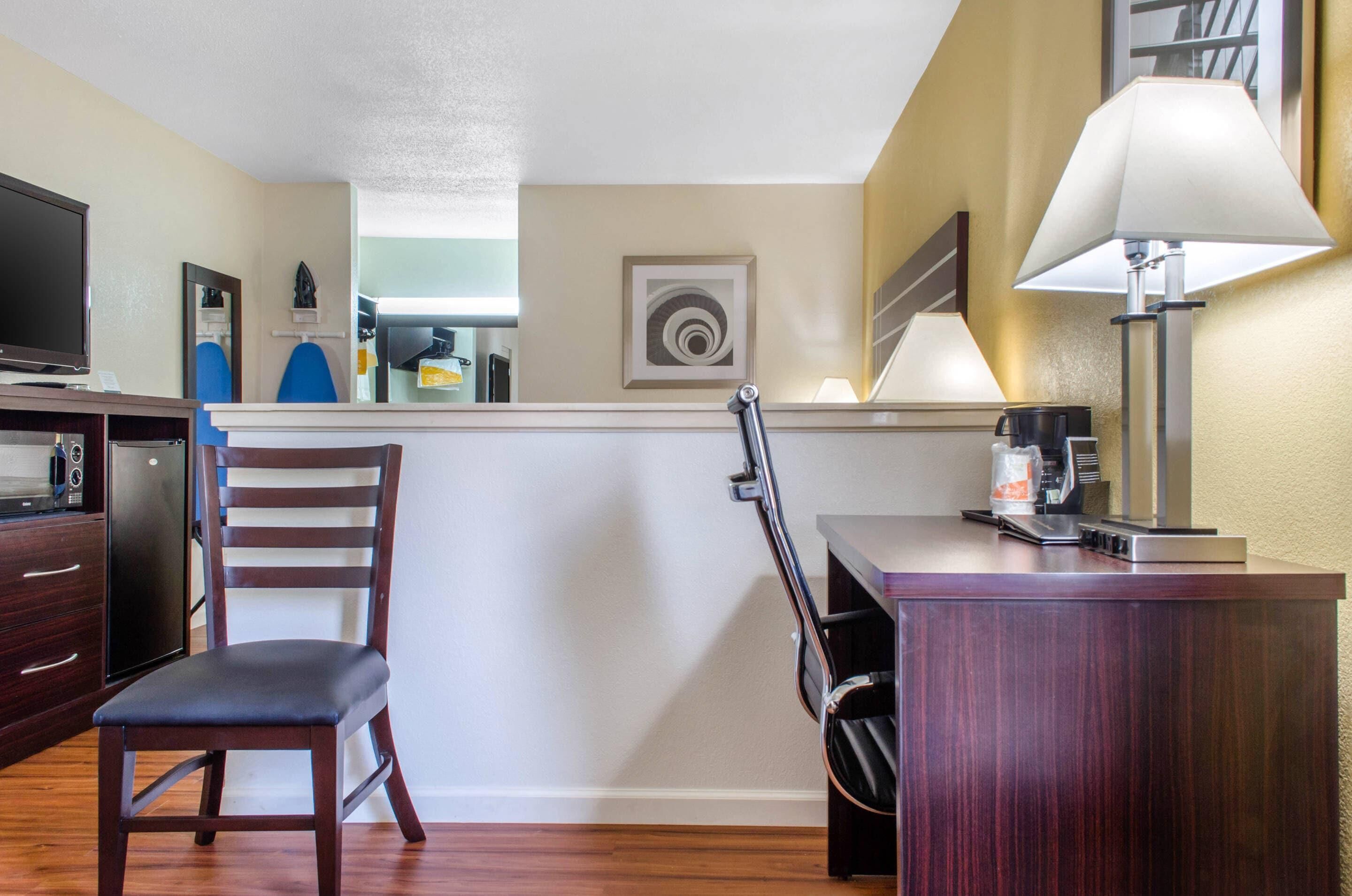 Luxe beddengoed, een bureau, verduisterende gordijnen
