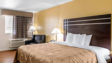 Luxe beddengoed, een bureau, verduisterende gordijnen