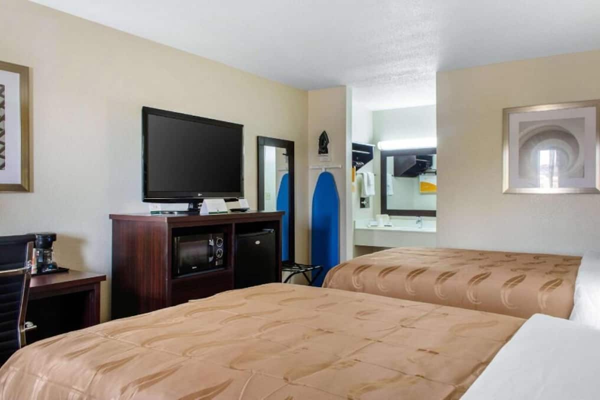 Ropa de cama de alta calidad, escritorio y cortinas blackout