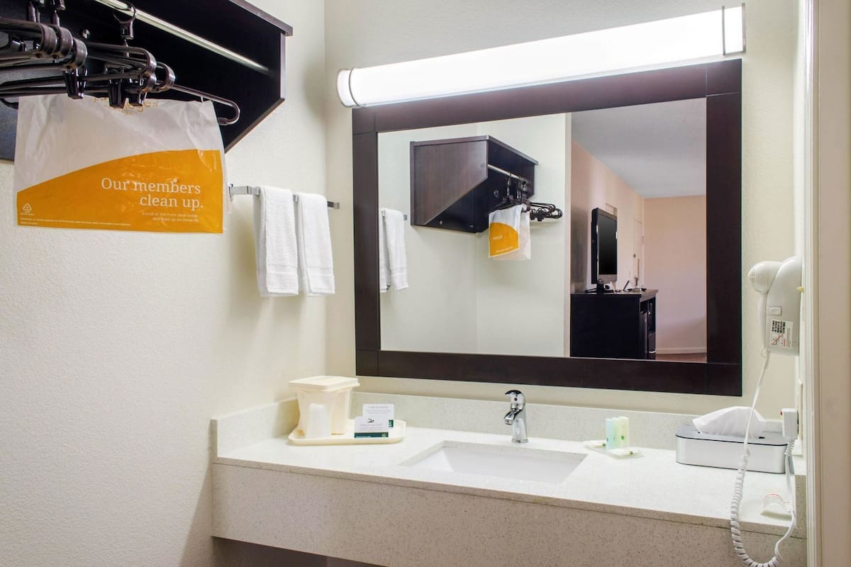 Bañera con ducha, artículos de tocador gratuitos, secador de pelo