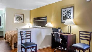 Svit - 1 kingsize-säng - icke-rökare | Sängtillbehör av högsta kvalitet, skrivbord och mörkläggningsgardiner