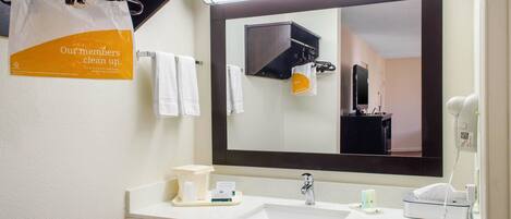 Combined shower/bathtub, free toiletries, hair dryer, towels