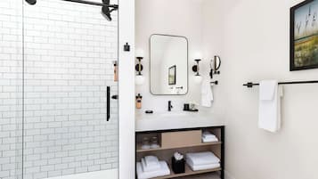 Douche, sèche-cheveux, serviettes fournies