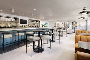 Petit déjeuner et dîner servis sur place