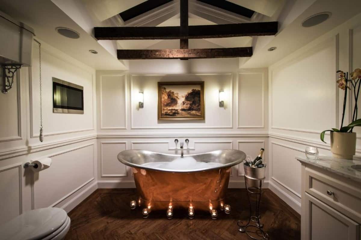 junior suite, 4 poster bed with sofa bed | bathroom | combined shower/bathtub, free toiletries, hair dryer, towels