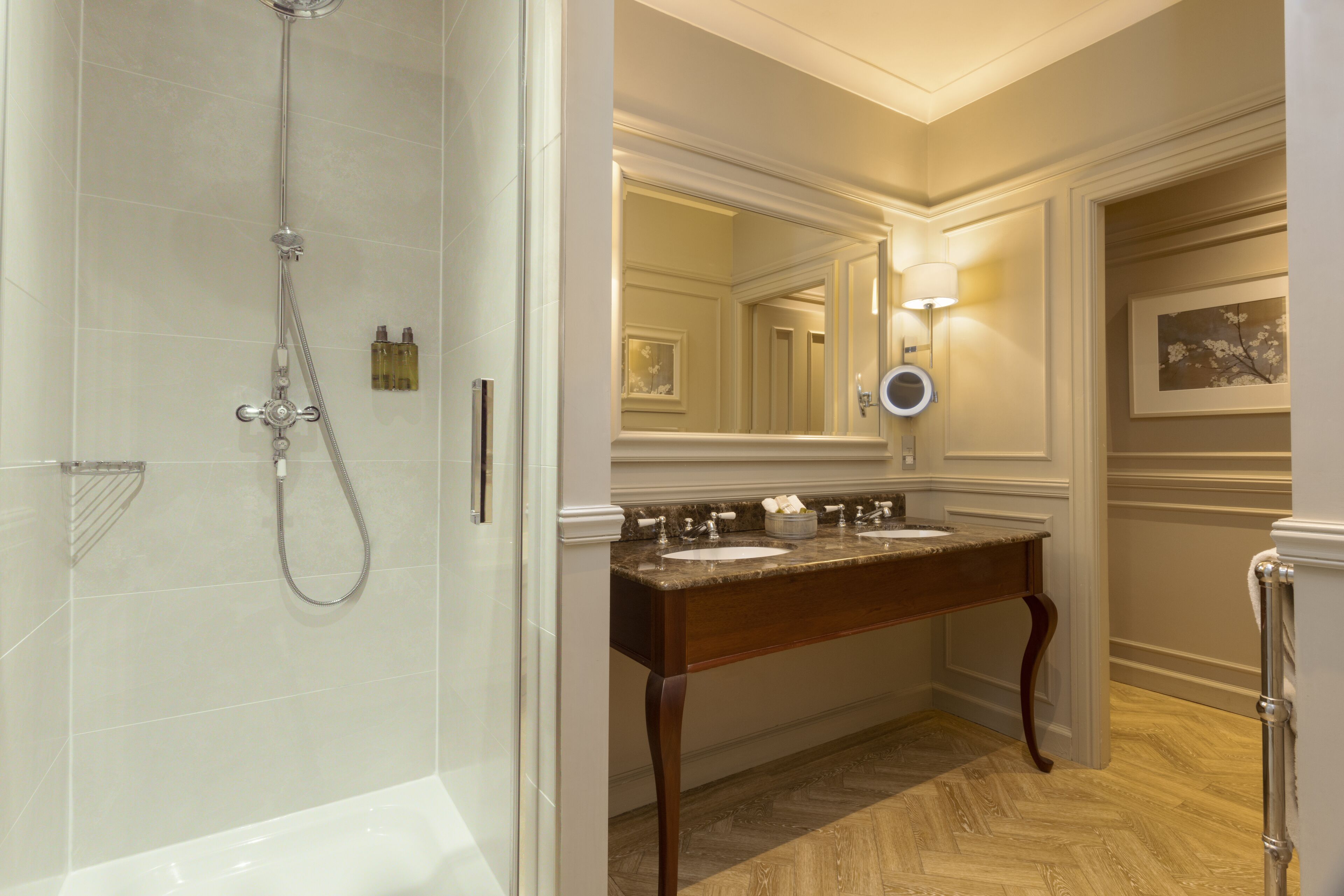 king suite | bathroom | combined shower/bathtub, free toiletries, hair dryer, towels