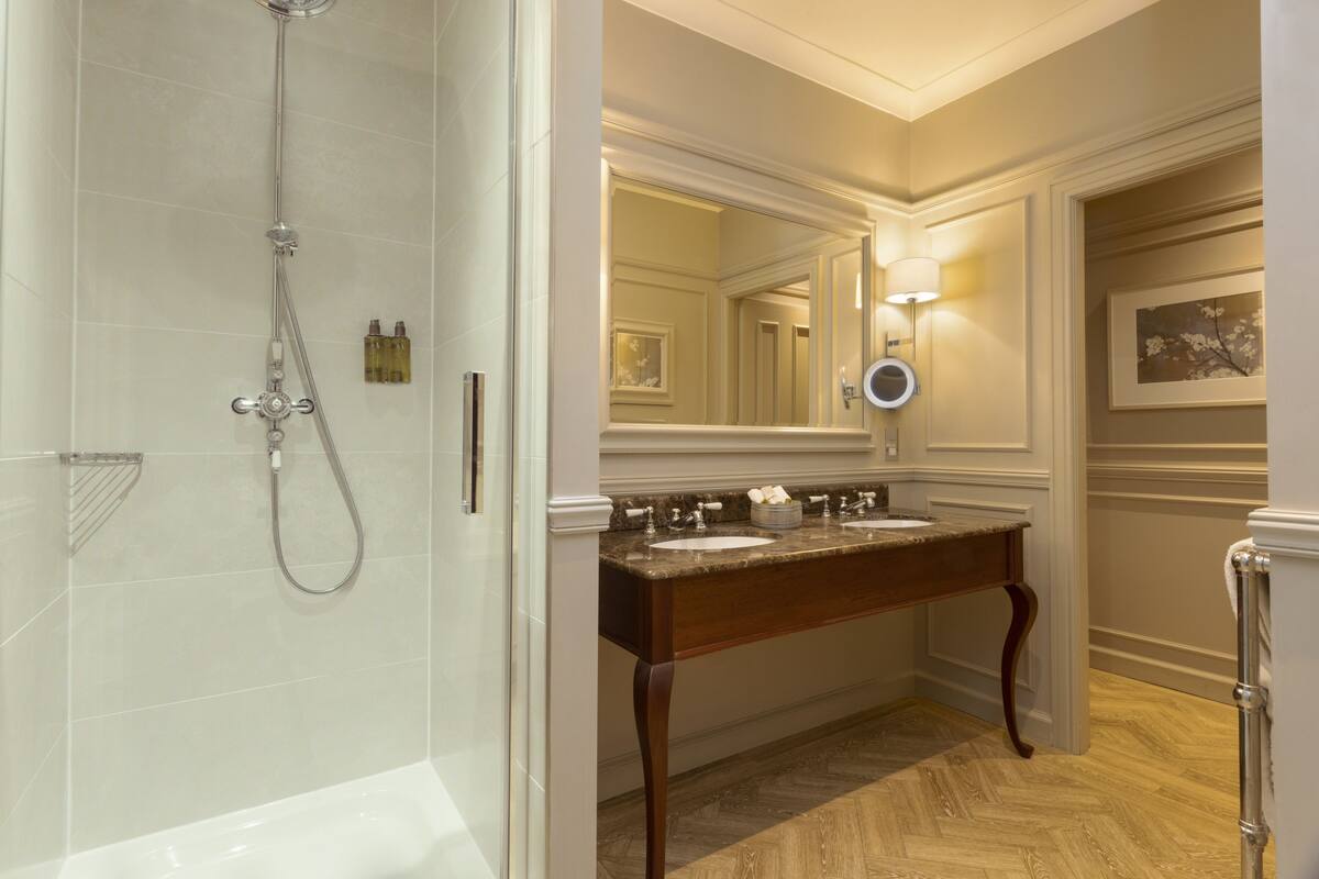 king suite | bathroom | combined shower/bathtub, free toiletries, hair dryer, towels