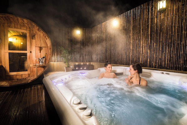 Sauna, hot tub, steam room