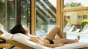 Piscine extérieure, chaises longues