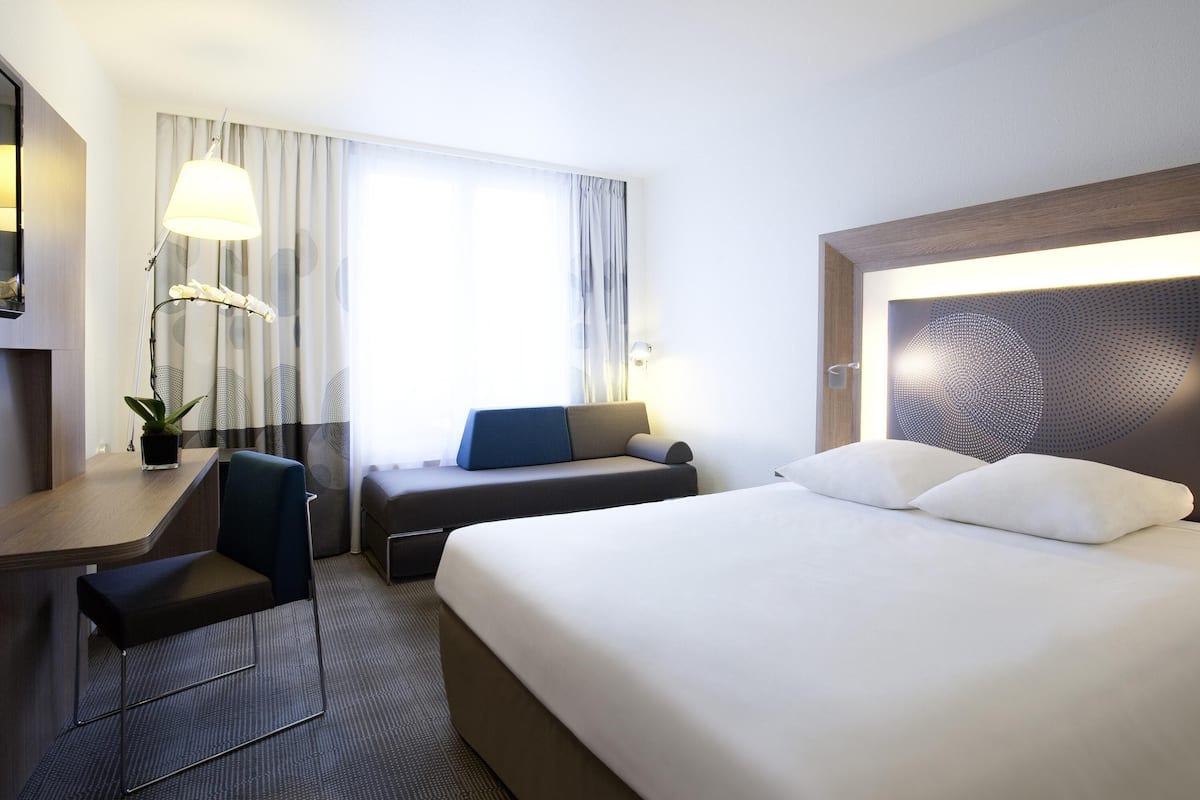 Executive Room, 1 Queen Bed with Sofa bed | 1 bedroom, minibar, in-room safe, desk