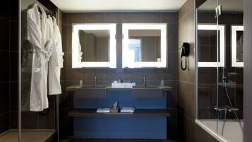 Suite, 1 Queen Bed with Sofa bed | Bathroom | Eco-friendly toiletries, hair dryer, towels, soap