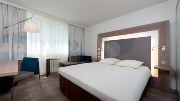 1 chambre, minibar, coffres-forts dans les chambres, bureau