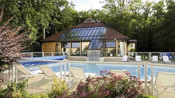 Piscine extérieure, chaises longues