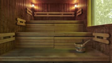 Un sauna en bois avec des bancs et un seau.