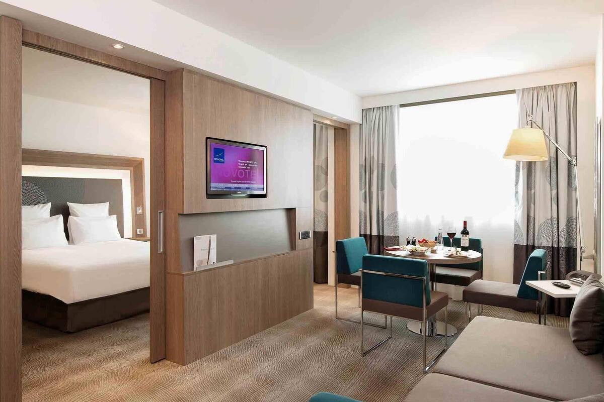 Suite, 1 Queen Bed with Sofa bed