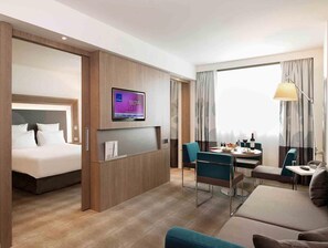 Suite, 1 grand lit et 1 canapé-lit | 1 chambre, minibar, coffres-forts dans les chambres, bureau