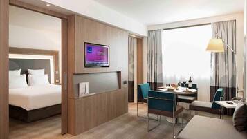 Suite, 1 letto queen con divano letto | 1 camera, minibar, una cassaforte in camera, una scrivania