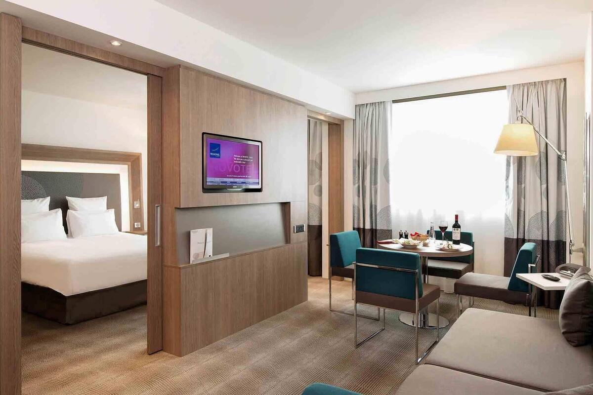 suite, 1 queen bed with sofa bed | 1 bedroom, minibar, in-room safe, desk