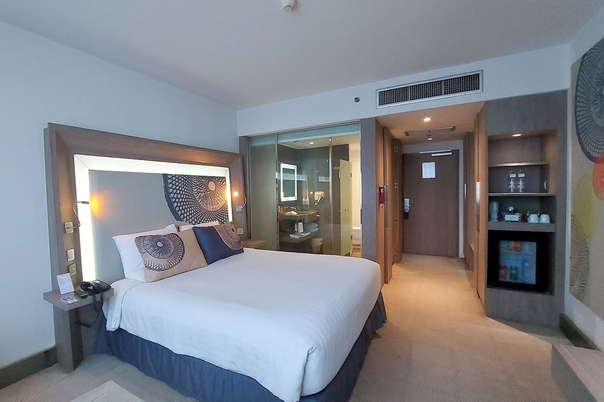 Executive Room, 1 King Bed | 1 bedroom, minibar, in-room safe, desk