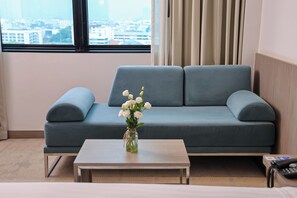 Superior Room, 1 Queen Bed | Living area