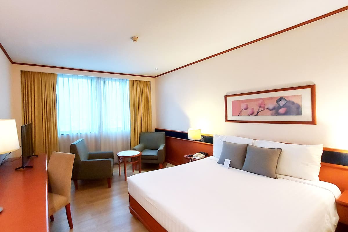 Standard Room, 1 Queen Bed | 1 bedroom, minibar, in-room safe, desk