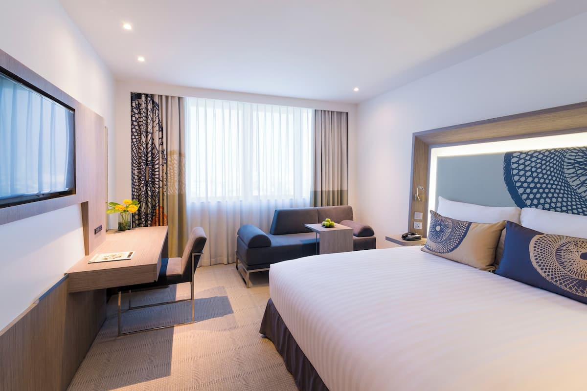 Executive Room, 1 King Bed | 1 bedroom, minibar, in-room safe, desk