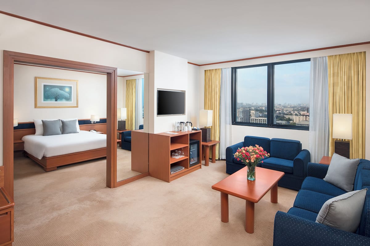 Executive Suite, 1 Bedroom | 1 bedroom, minibar, in-room safe, desk