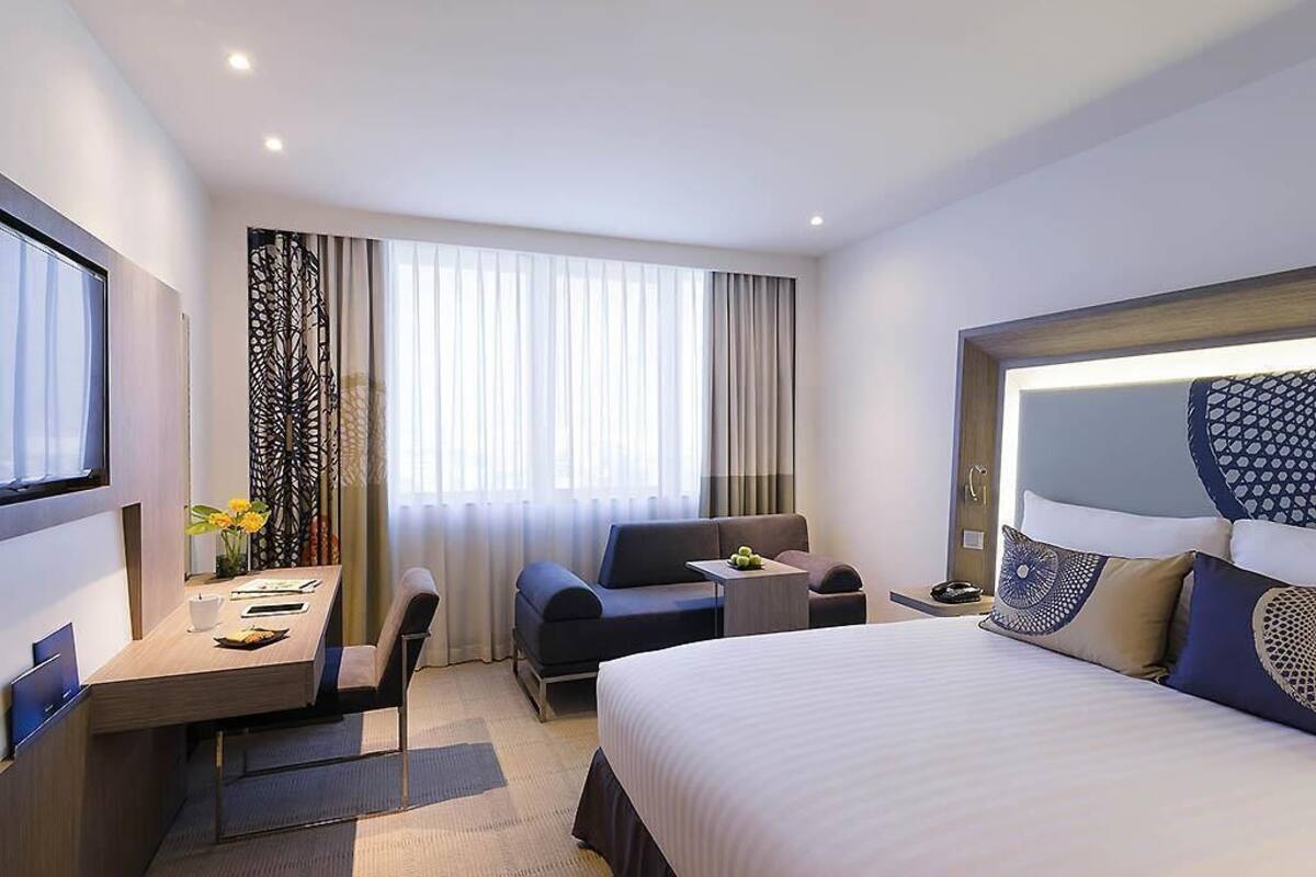 Executive Room, 1 King Bed | 1 bedroom, minibar, in-room safe, desk