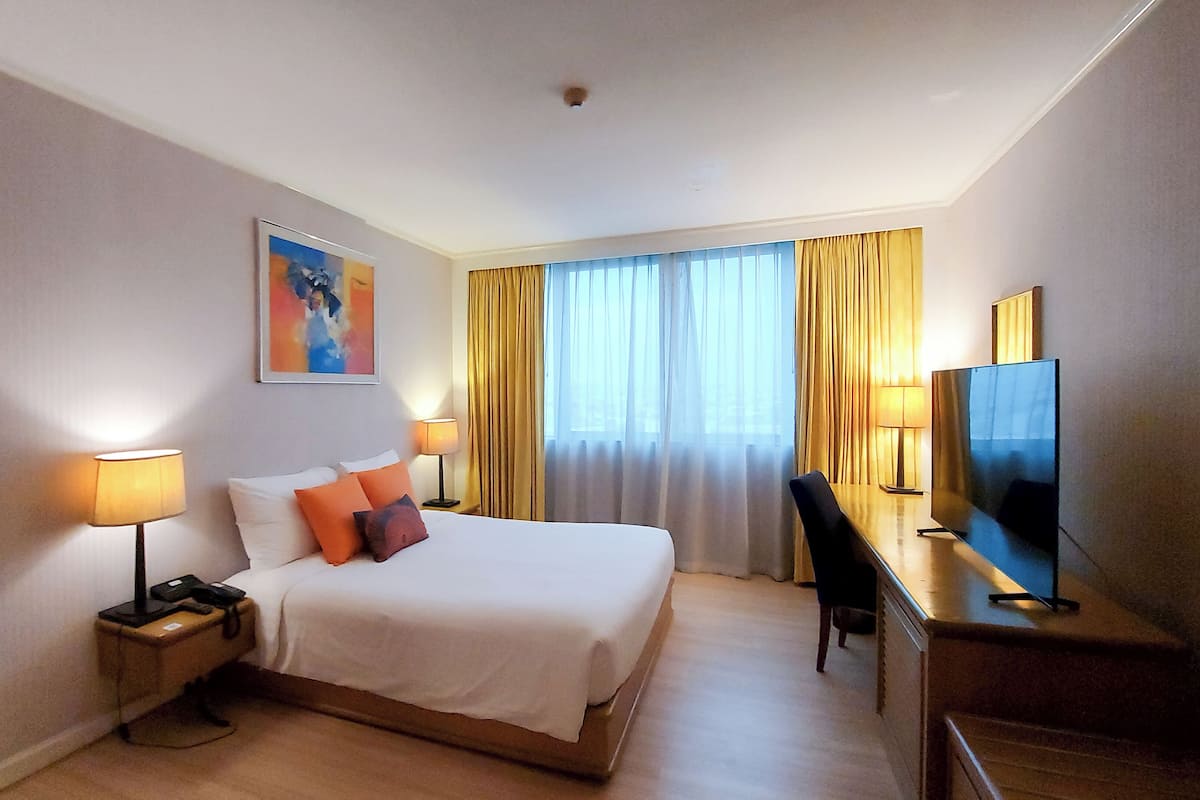 Executive Suite, 1 Bedroom | 1 bedroom, minibar, in-room safe, desk