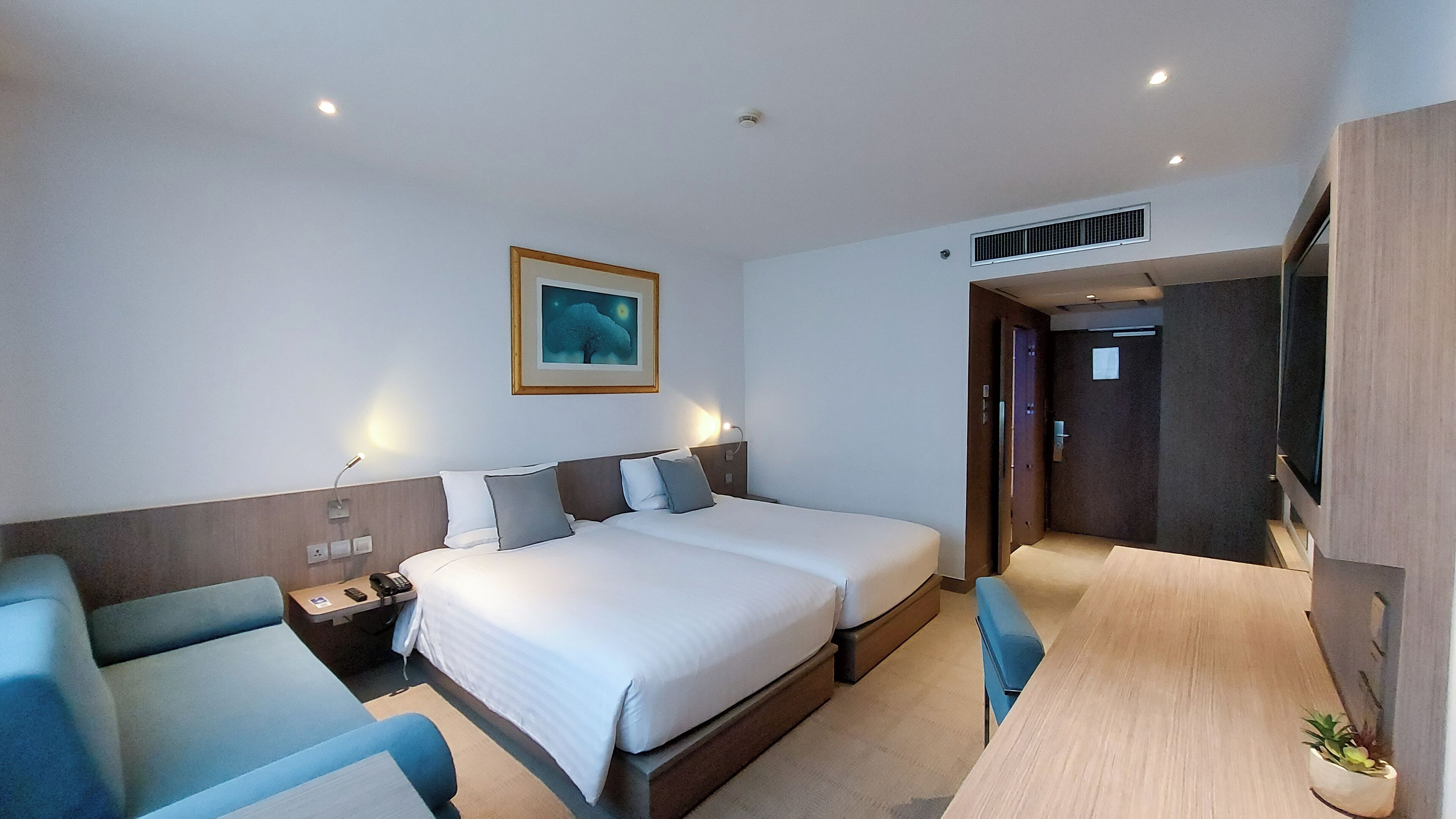 Habitación superior con 2 camas individuales, 2 camas individuales | 1 dormitorio, minibar, caja fuerte y escritorio