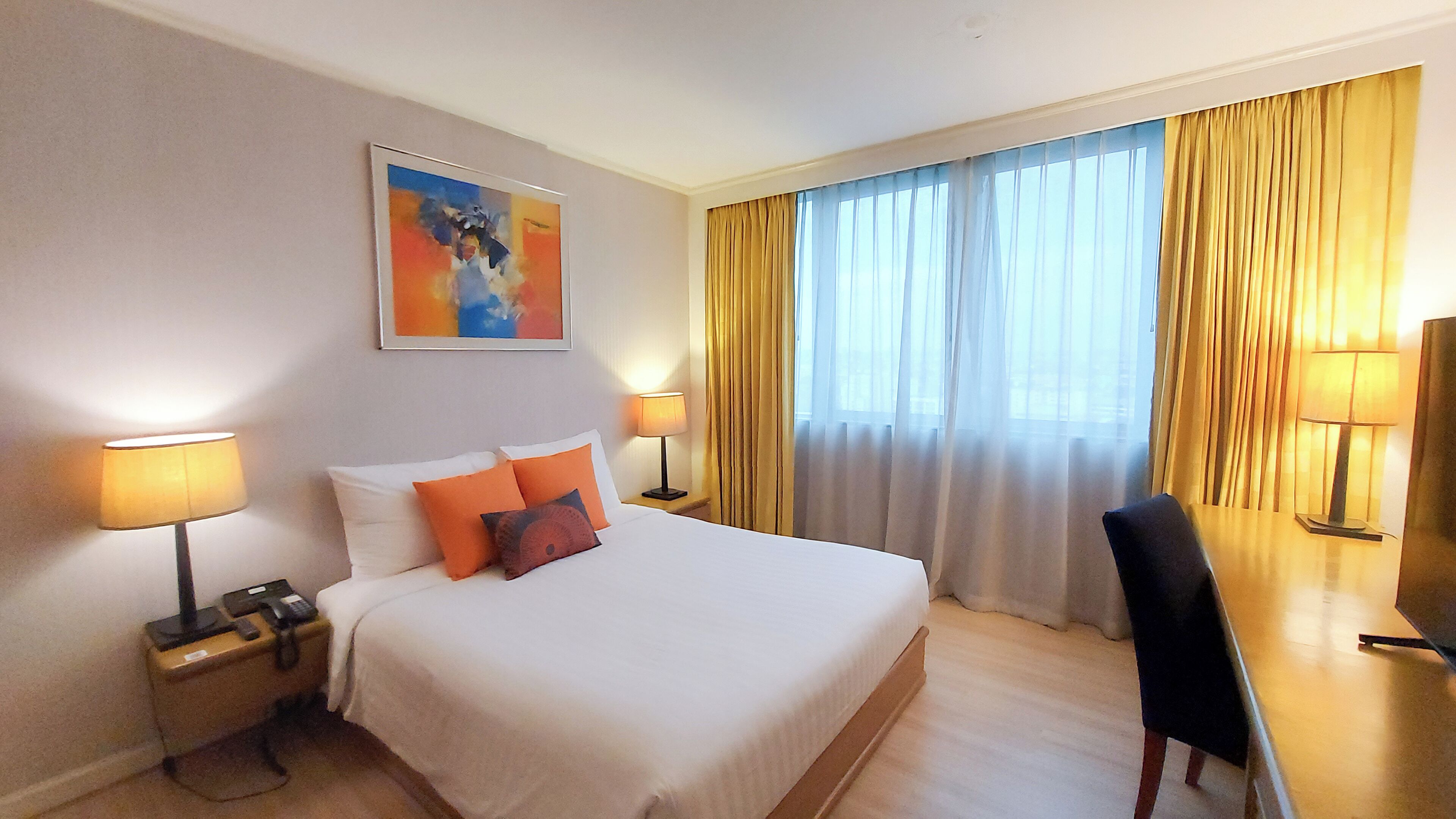 Executive Suite, 1 Bedroom | 1 bedroom, minibar, in-room safe, desk