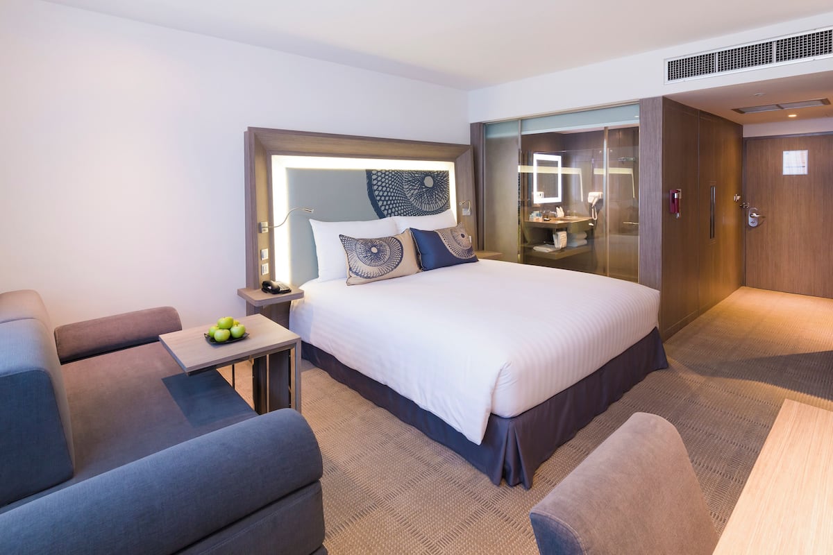 Executive Room, 1 King Bed | 1 bedroom, minibar, in-room safe, desk