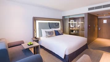 Executive Room, 1 King Bed | 1 bedroom, minibar, in-room safe, desk
