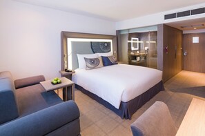 Executive Room, 1 King Bed | 1 bedroom, minibar, in-room safe, desk - Novotel Bangkok Bangna (Bangkok)