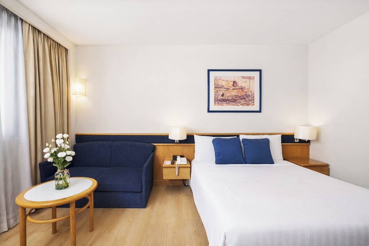 Standard Room, 1 Queen Bed | 1 bedroom, minibar, in-room safe, desk