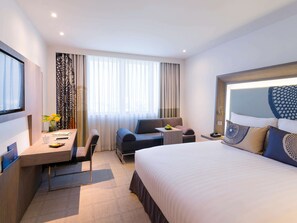 Executive Room, 1 King Bed | Minibar, in-room safe, desk, soundproofing