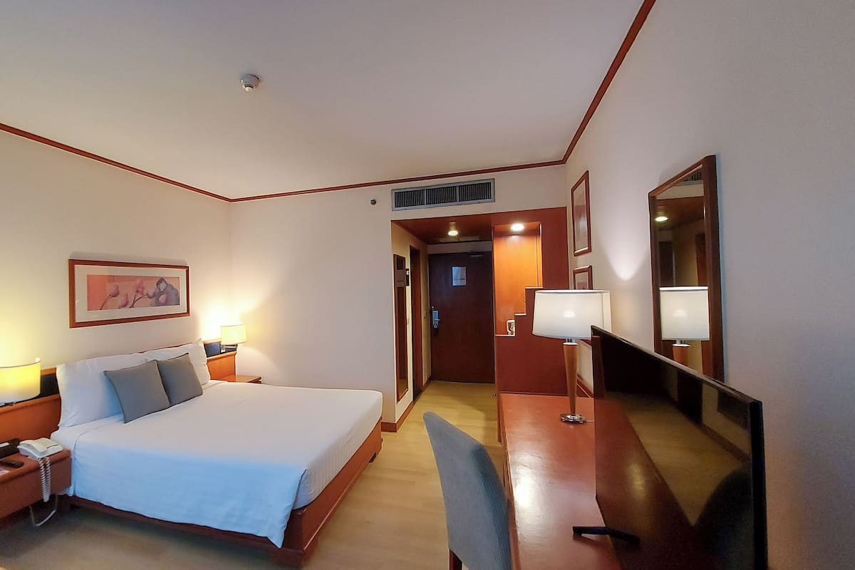 Standard Room, 1 Queen Bed | 1 bedroom, minibar, in-room safe, desk