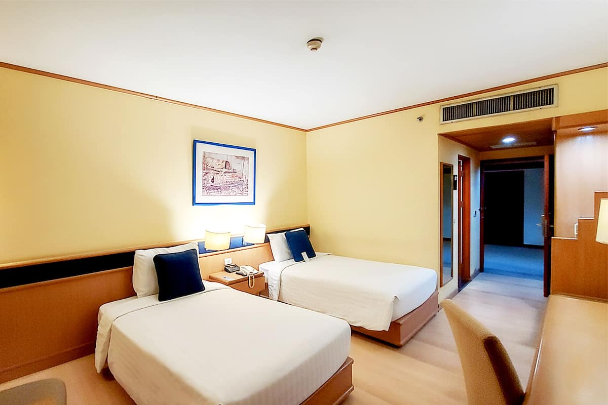 Standard Twin Room, 2 Single Beds | 1 bedroom, minibar, in-room safe, desk