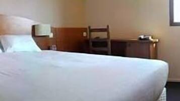 Schreibtisch, Bügeleisen/Bügelbrett, kostenlose Babybetten