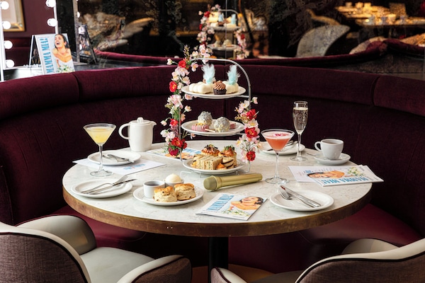 Sarapan, makan tengah hari, makan malam dihidangkan; masakan British