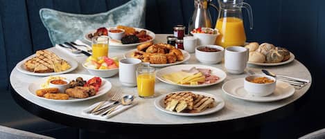 Daily full breakfast (GBP 20 per person)