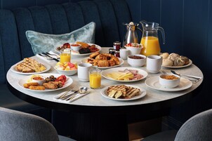 Daily full breakfast (GBP 20 per person)