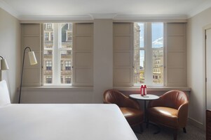 Ropa de cama de alta calidad, cortinas blackout y wifi gratis 