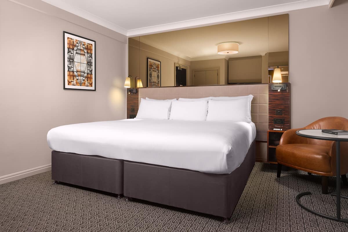 Roupas de cama premium, cortinas blackout, Wi-Fi de cortesia