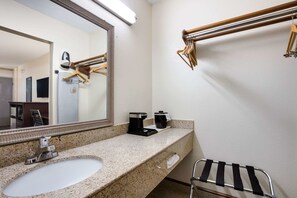 Room, 1 King Bed, Non Smoking (Efficiency) | Bathroom | Towels