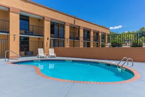 Piscine extérieure en saison