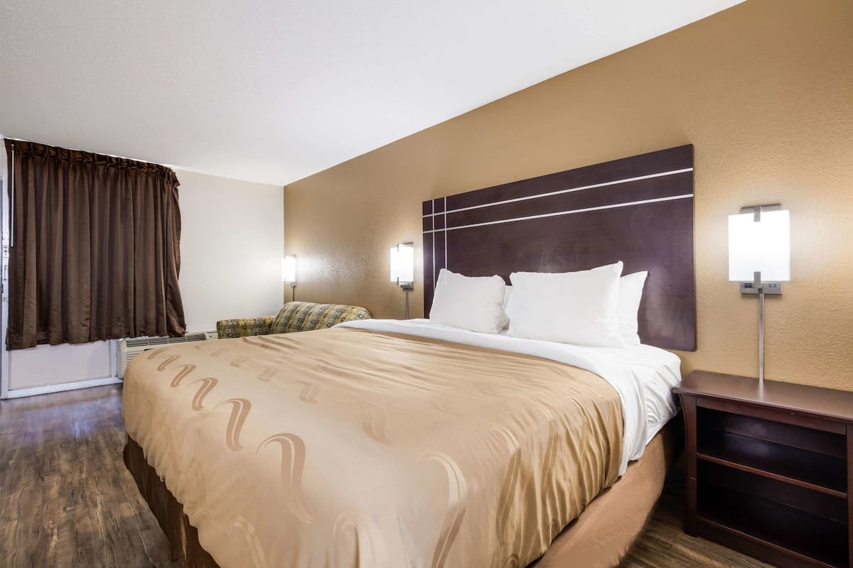 Room, 1 King Bed, Non Smoking (Efficiency) | Free WiFi, bed sheets, alarm clocks