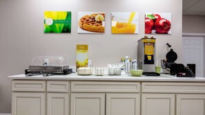 Free daily breakfast  - Quality Inn Starkville near University (Starkville)