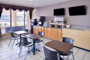 Free daily breakfast  - Quality Inn Starkville near University (Starkville)